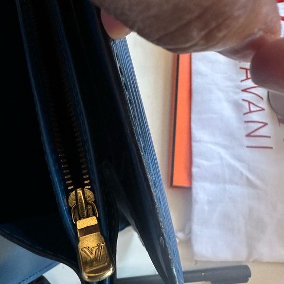 LV BLUE Epi Capucines - Picture 11 of 15